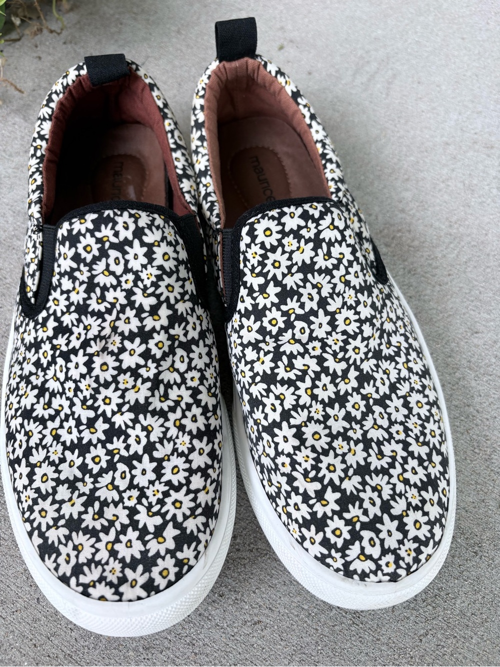 Maurices SuperCush Kate Black & White Daisy Slip-On Sneakers Size 9